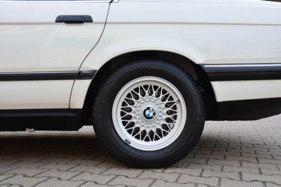 Колеса BMW 740i (E32) 1992 года  (UK) (фото 55 из 170)